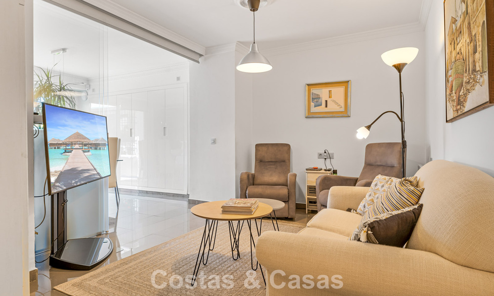 Amplia casa en venta, con amplias zonas exteriores en un complejo cerrado en Nueva Andalucía, Marbella 74688