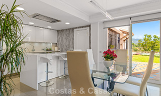 Amplia casa en venta, con amplias zonas exteriores en un complejo cerrado en Nueva Andalucía, Marbella 74690 