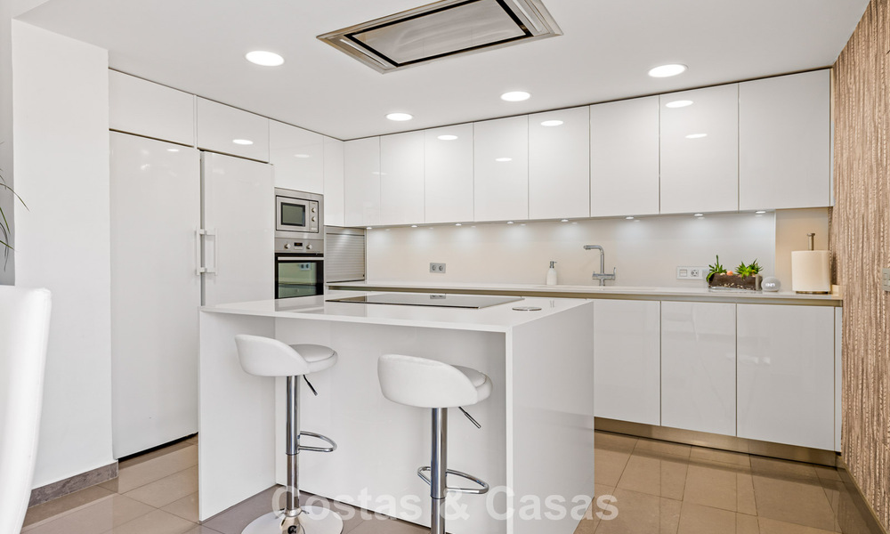 Amplia casa en venta, con amplias zonas exteriores en un complejo cerrado en Nueva Andalucía, Marbella 74691