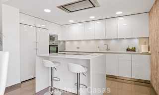 Amplia casa en venta, con amplias zonas exteriores en un complejo cerrado en Nueva Andalucía, Marbella 74691 