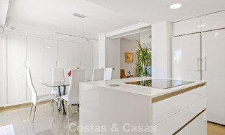Amplia casa en venta, con amplias zonas exteriores en un complejo cerrado en Nueva Andalucía, Marbella 74692 