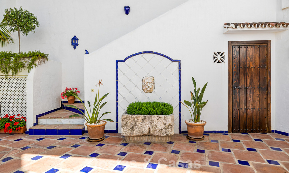 Amplia casa en venta, con amplias zonas exteriores en un complejo cerrado en Nueva Andalucía, Marbella 74696