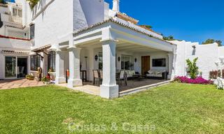 Amplia casa en venta, con amplias zonas exteriores en un complejo cerrado en Nueva Andalucía, Marbella 74699 