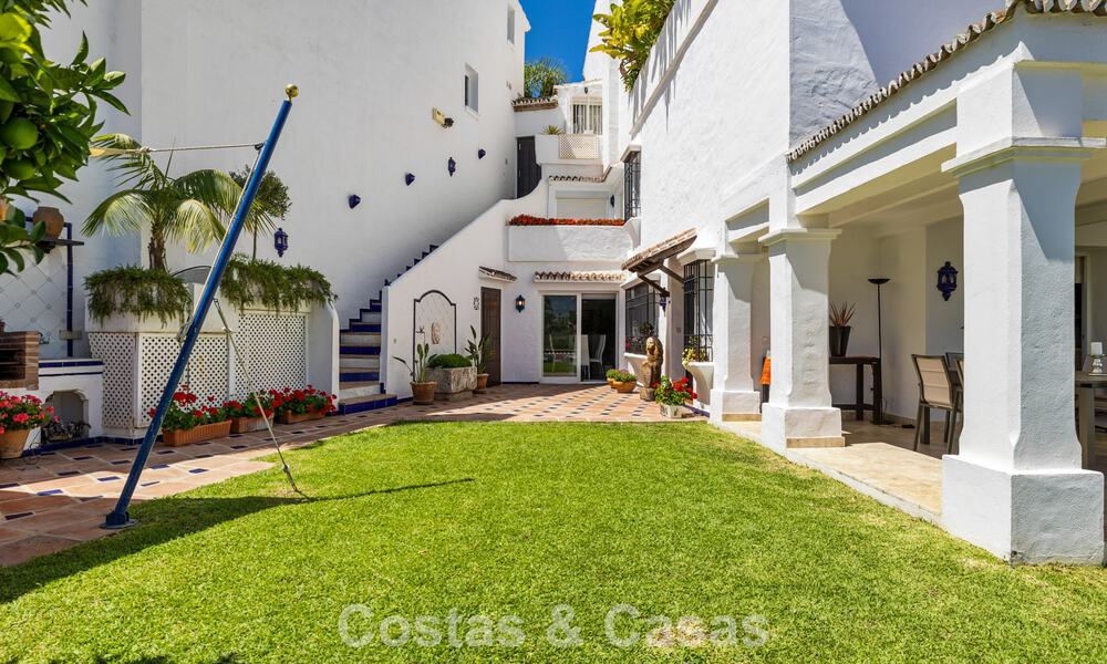 Amplia casa en venta, con amplias zonas exteriores en un complejo cerrado en Nueva Andalucía, Marbella 74700