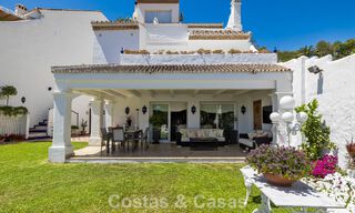Amplia casa en venta, con amplias zonas exteriores en un complejo cerrado en Nueva Andalucía, Marbella 74702 