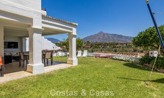 Amplia casa en venta, con amplias zonas exteriores en un complejo cerrado en Nueva Andalucía, Marbella 74705 