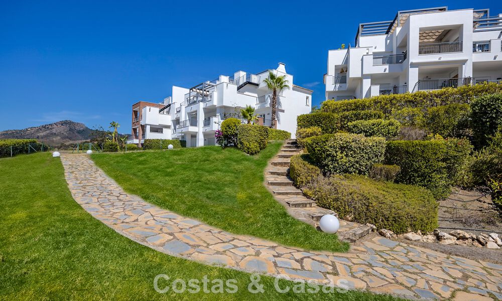 Lujoso apartamento de 3 dormitorios con jardín en venta rodeado de campos de golf en Benahavis - Marbella 773653