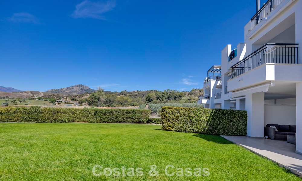 Lujoso apartamento de 3 dormitorios con jardín en venta rodeado de campos de golf en Benahavis - Marbella 773676