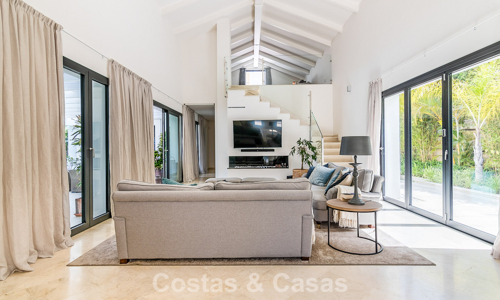 Villa de lujo con diseño mediterráneo atemporal en venta en una cotizada zona de golf de Nueva Andalucía, Marbella 773722