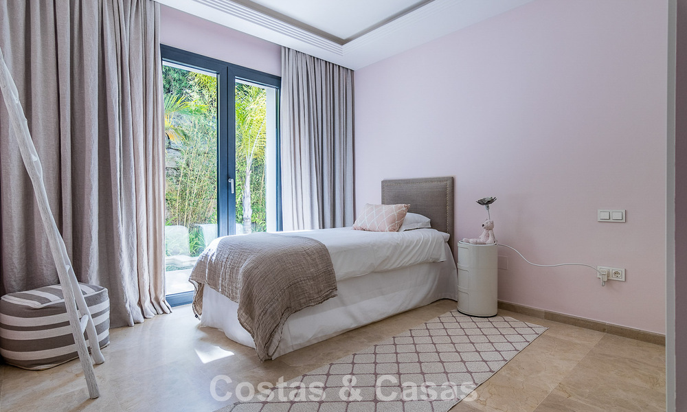 Villa de lujo con diseño mediterráneo atemporal en venta en una cotizada zona de golf de Nueva Andalucía, Marbella 773728
