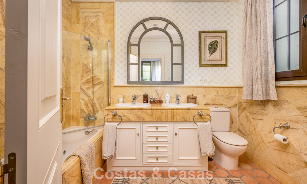 Impresionante villa de lujo en venta en una prestigiosa urbanización a poca distancia de la playa en Guadalmina Baja, Marbella 773936