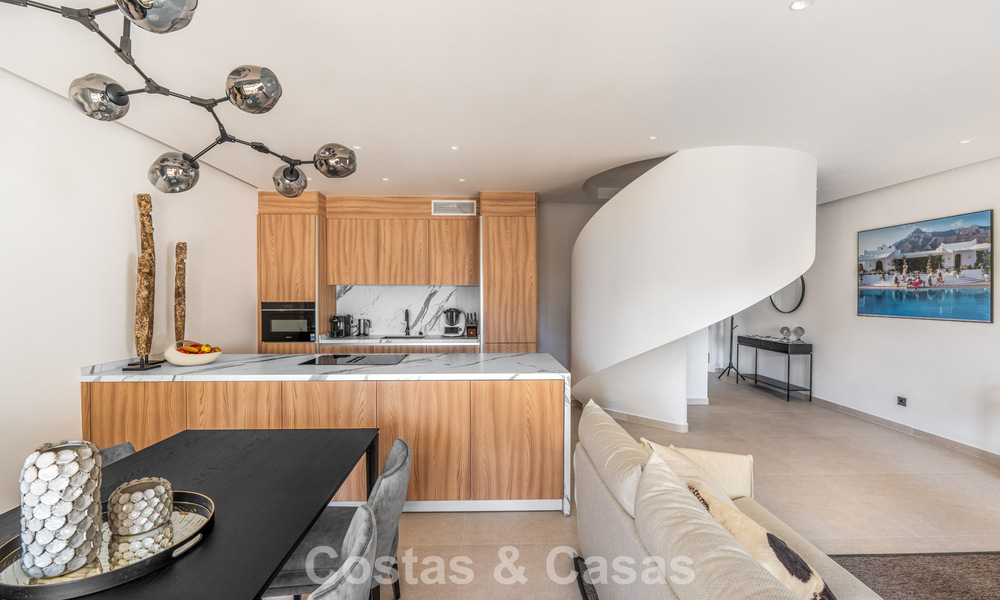 Ático contemporáneo reformado en venta en el valle del golf de Nueva Andalucía, Marbella 774258
