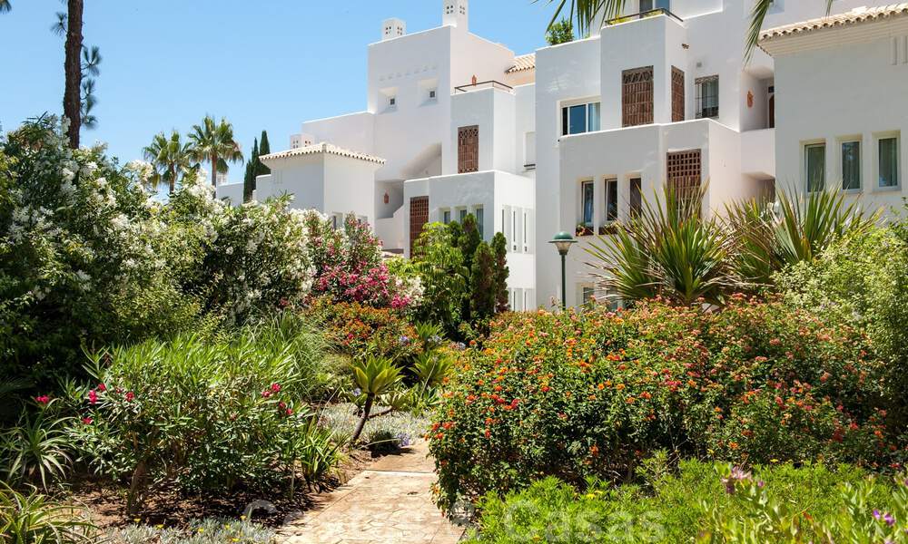 Lujoso apartamento reformado con vistas al mar en venta en un exclusivo complejo de playa en Los Monteros, Marbella Este 776374