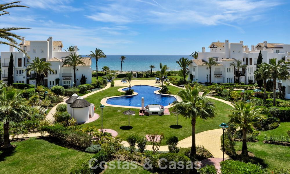 Lujoso apartamento reformado con vistas al mar en venta en un exclusivo complejo de playa en Los Monteros, Marbella Este 776644