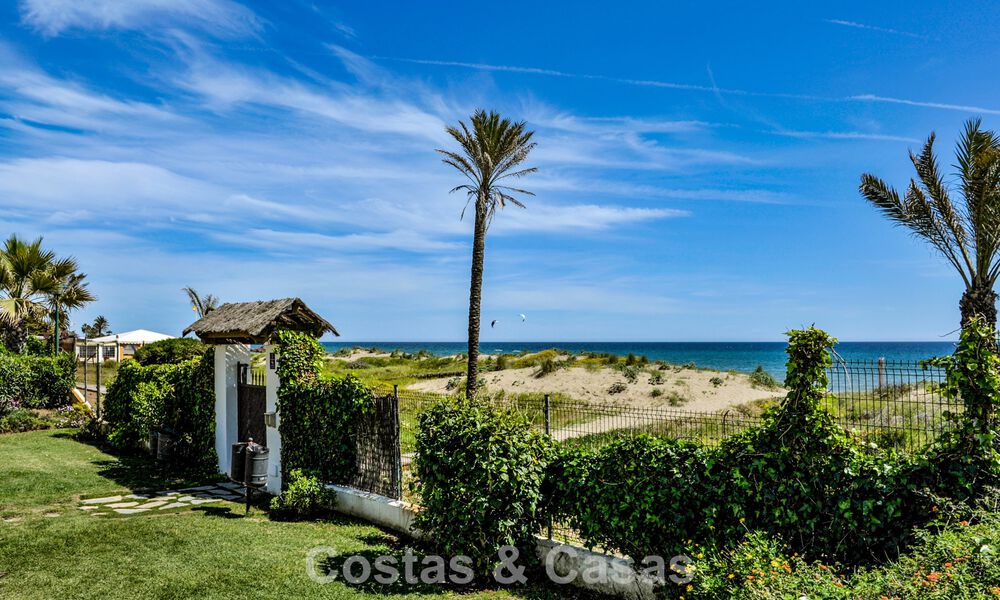 Lujoso apartamento reformado con vistas al mar en venta en un exclusivo complejo de playa en Los Monteros, Marbella Este 776645