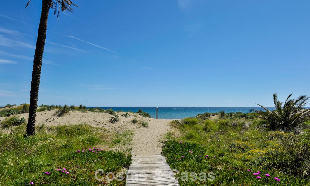 Lujoso apartamento reformado con vistas al mar en venta en un exclusivo complejo de playa en Los Monteros, Marbella Este 776646