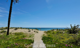 Lujoso apartamento reformado con vistas al mar en venta en un exclusivo complejo de playa en Los Monteros, Marbella Este 776646 