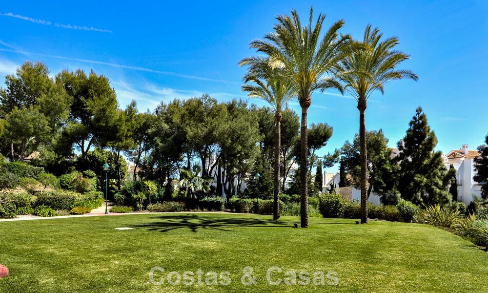 Lujoso apartamento reformado con vistas al mar en venta en un exclusivo complejo de playa en Los Monteros, Marbella Este 776647