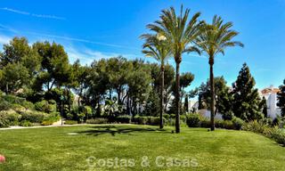 Lujoso apartamento reformado con vistas al mar en venta en un exclusivo complejo de playa en Los Monteros, Marbella Este 776647 