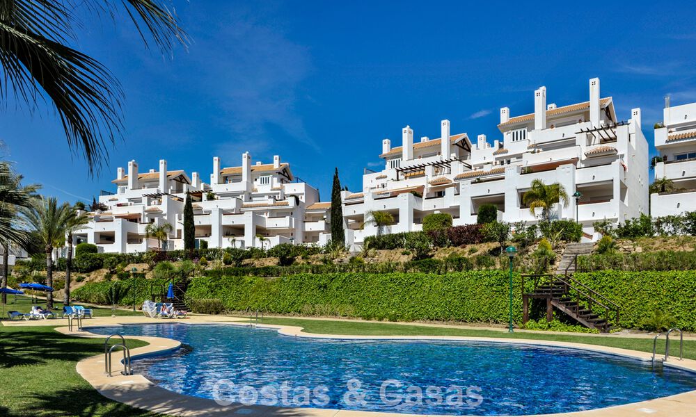 Lujoso apartamento reformado con vistas al mar en venta en un exclusivo complejo de playa en Los Monteros, Marbella Este 776656