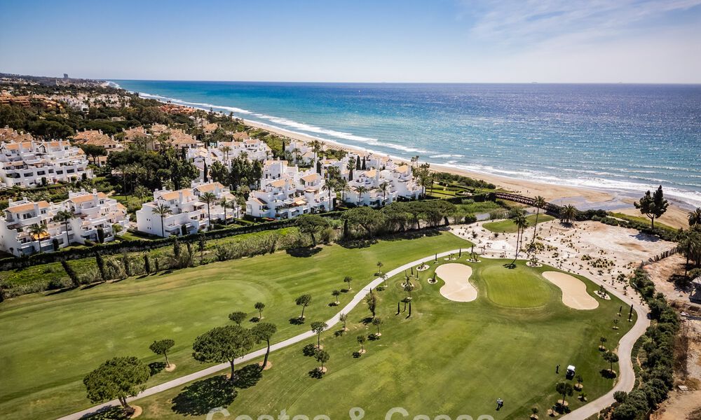 Lujoso apartamento reformado con vistas al mar en venta en un exclusivo complejo de playa en Los Monteros, Marbella Este 778329