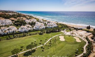 Lujoso apartamento reformado con vistas al mar en venta en un exclusivo complejo de playa en Los Monteros, Marbella Este 778329 