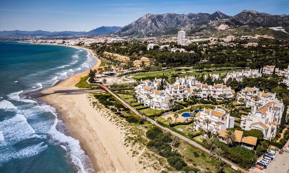 Lujoso apartamento reformado con vistas al mar en venta en un exclusivo complejo de playa en Los Monteros, Marbella Este 778331