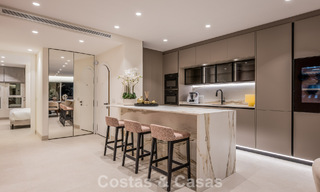 Lujoso apartamento reformado con vistas al mar en venta en un exclusivo complejo de playa en Los Monteros, Marbella Este 778334 