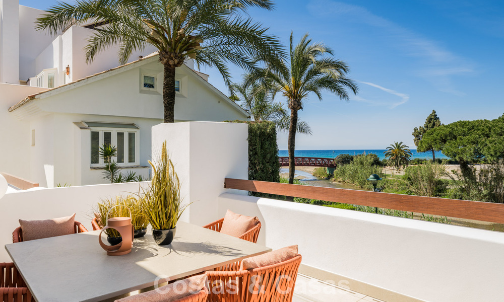 Lujoso apartamento reformado con vistas al mar en venta en un exclusivo complejo de playa en Los Monteros, Marbella Este 778336