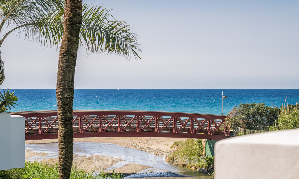 Lujoso apartamento reformado con vistas al mar en venta en un exclusivo complejo de playa en Los Monteros, Marbella Este 778338