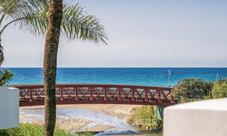 Lujoso apartamento reformado con vistas al mar en venta en un exclusivo complejo de playa en Los Monteros, Marbella Este 778338 