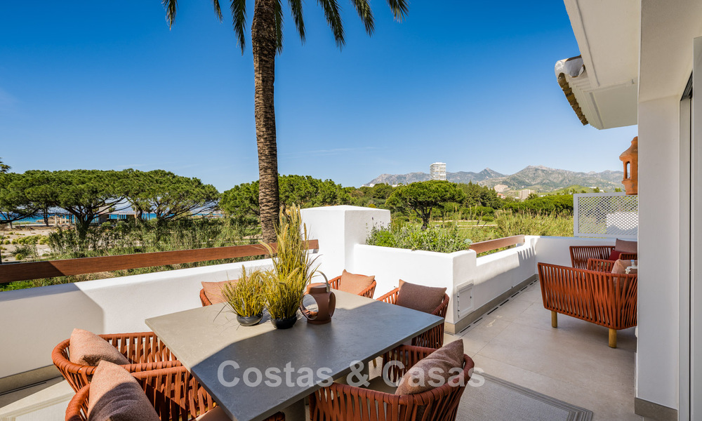 Lujoso apartamento reformado con vistas al mar en venta en un exclusivo complejo de playa en Los Monteros, Marbella Este 778342