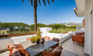 Lujoso apartamento reformado con vistas al mar en venta en un exclusivo complejo de playa en Los Monteros, Marbella Este 778342 