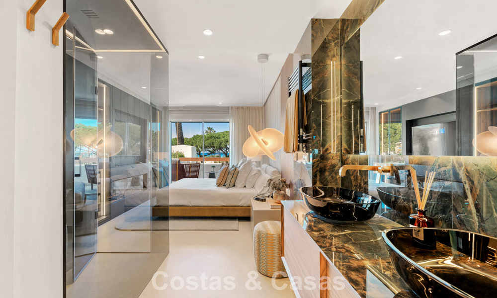 Lujoso apartamento reformado con vistas al mar en venta en un exclusivo complejo de playa en Los Monteros, Marbella Este 778346