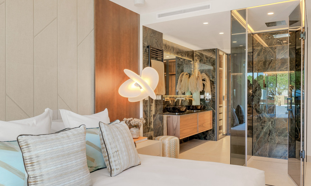 Lujoso apartamento reformado con vistas al mar en venta en un exclusivo complejo de playa en Los Monteros, Marbella Este 778347