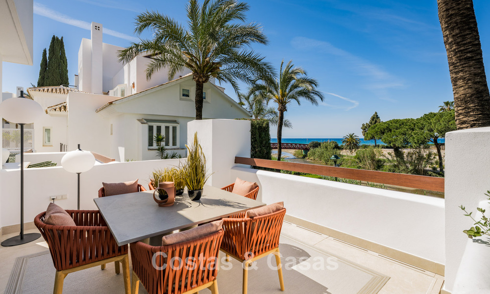 Lujoso apartamento reformado con vistas al mar en venta en un exclusivo complejo de playa en Los Monteros, Marbella Este 778348