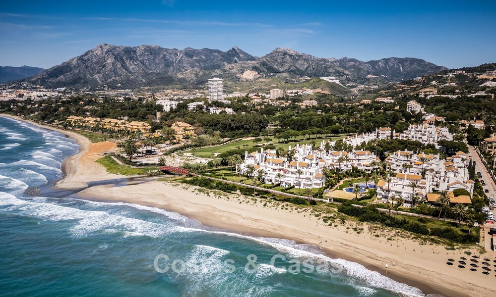 Lujoso apartamento reformado con vistas al mar en venta en un exclusivo complejo de playa en Los Monteros, Marbella Este 778350