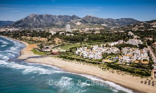Lujoso apartamento reformado con vistas al mar en venta en un exclusivo complejo de playa en Los Monteros, Marbella Este 778350 