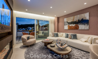 Lujoso apartamento reformado con vistas al mar en venta en un exclusivo complejo de playa en Los Monteros, Marbella Este 778353 