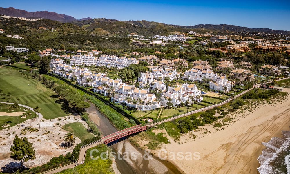 Lujoso apartamento reformado con vistas al mar en venta en un exclusivo complejo de playa en Los Monteros, Marbella Este 778359