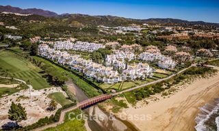 Lujoso apartamento reformado con vistas al mar en venta en un exclusivo complejo de playa en Los Monteros, Marbella Este 778359 