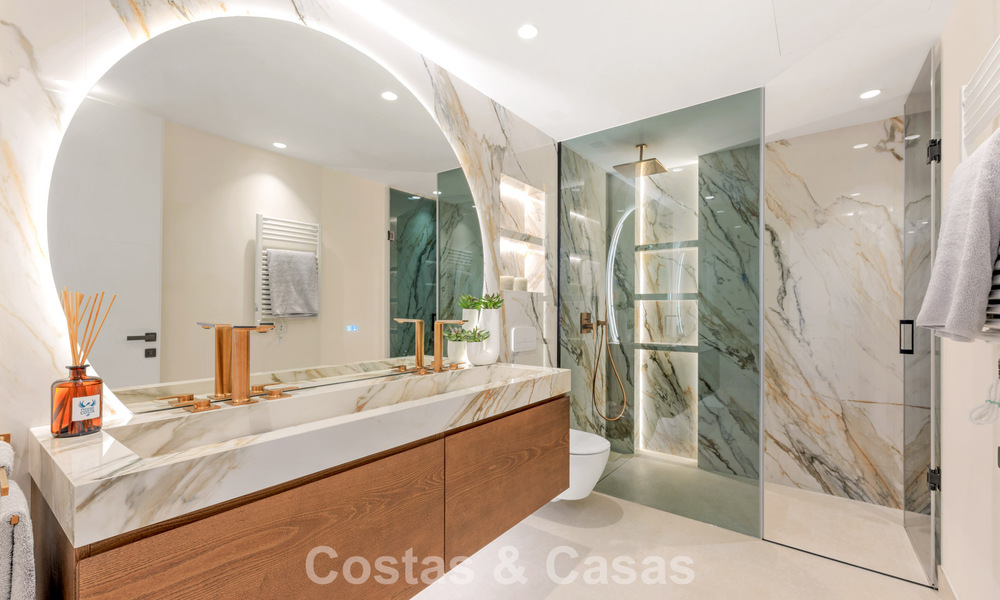 Lujoso apartamento reformado con vistas al mar en venta en un exclusivo complejo de playa en Los Monteros, Marbella Este 778360