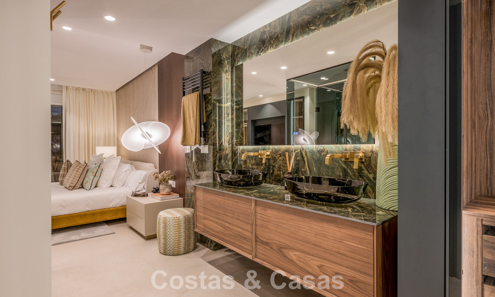 Lujoso apartamento reformado con vistas al mar en venta en un exclusivo complejo de playa en Los Monteros, Marbella Este 778361