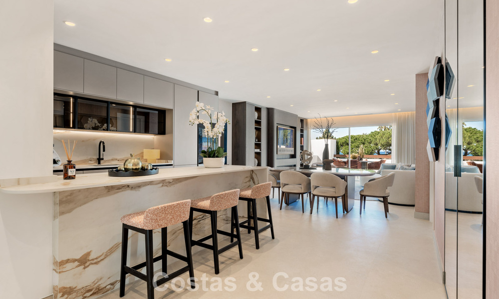 Lujoso apartamento reformado con vistas al mar en venta en un exclusivo complejo de playa en Los Monteros, Marbella Este 778362