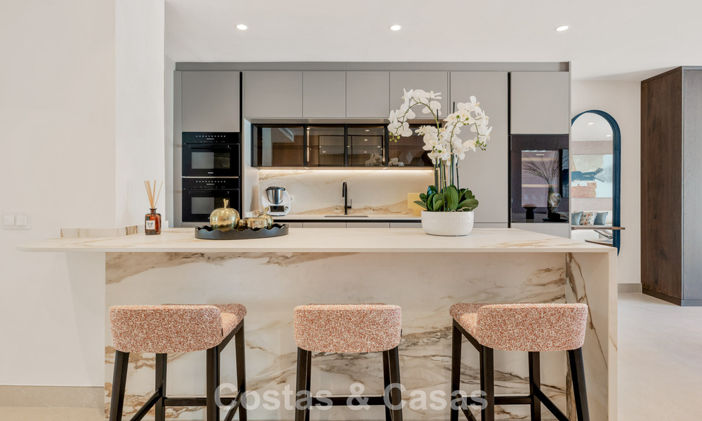 Lujoso apartamento reformado con vistas al mar en venta en un exclusivo complejo de playa en Los Monteros, Marbella Este 778363