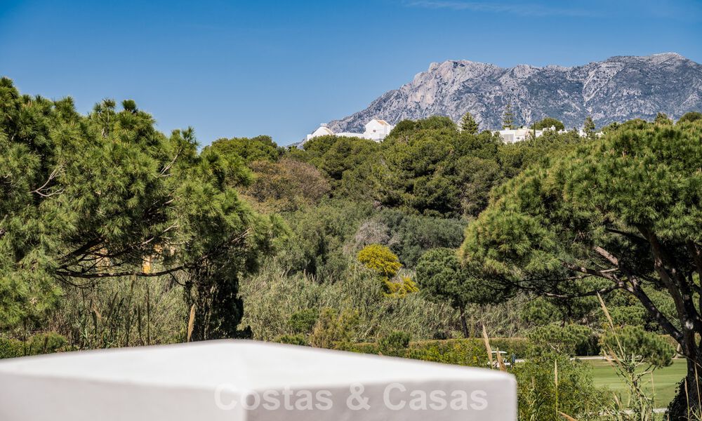 Lujoso apartamento reformado con vistas al mar en venta en un exclusivo complejo de playa en Los Monteros, Marbella Este 778364
