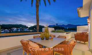 Lujoso apartamento reformado con vistas al mar en venta en un exclusivo complejo de playa en Los Monteros, Marbella Este 778366 