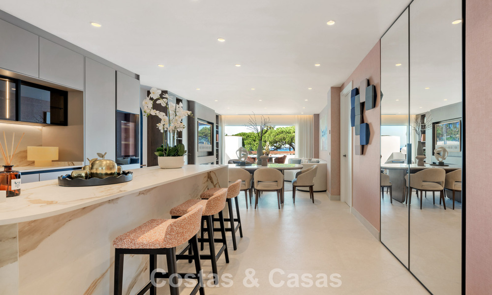 Lujoso apartamento reformado con vistas al mar en venta en un exclusivo complejo de playa en Los Monteros, Marbella Este 778370