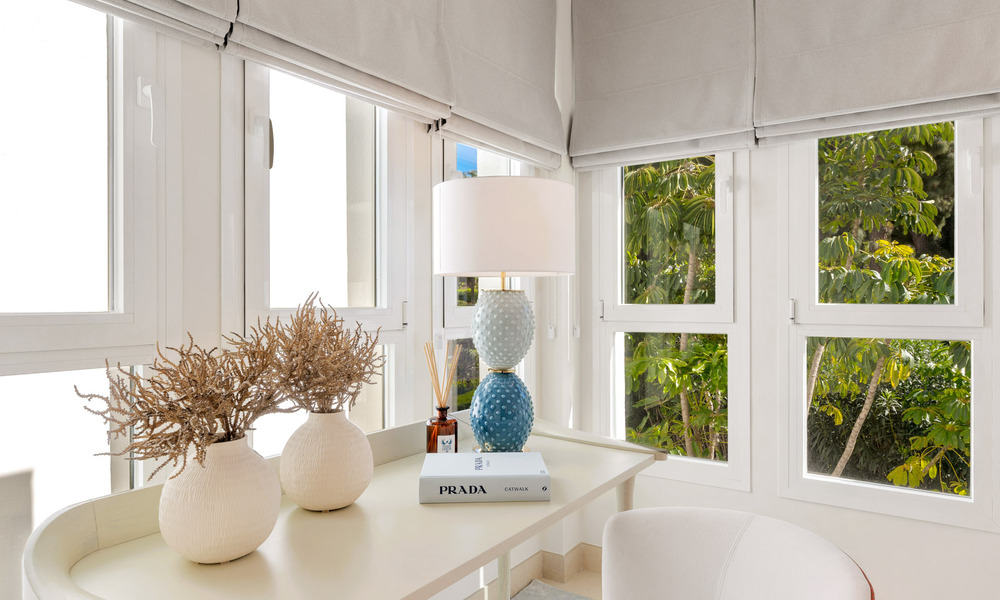 Lujoso apartamento reformado con vistas al mar en venta en un exclusivo complejo de playa en Los Monteros, Marbella Este 778371