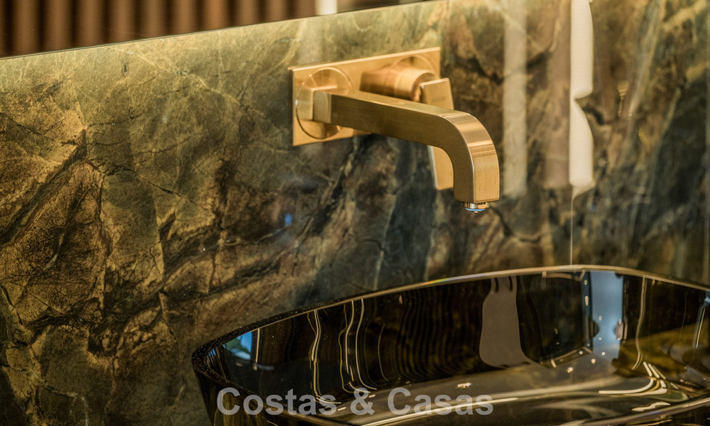 Lujoso apartamento reformado con vistas al mar en venta en un exclusivo complejo de playa en Los Monteros, Marbella Este 778372